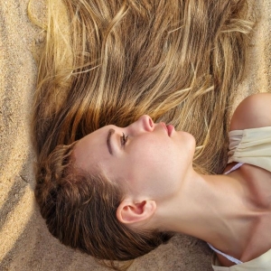 Frau mit langen Haaren am Strand
